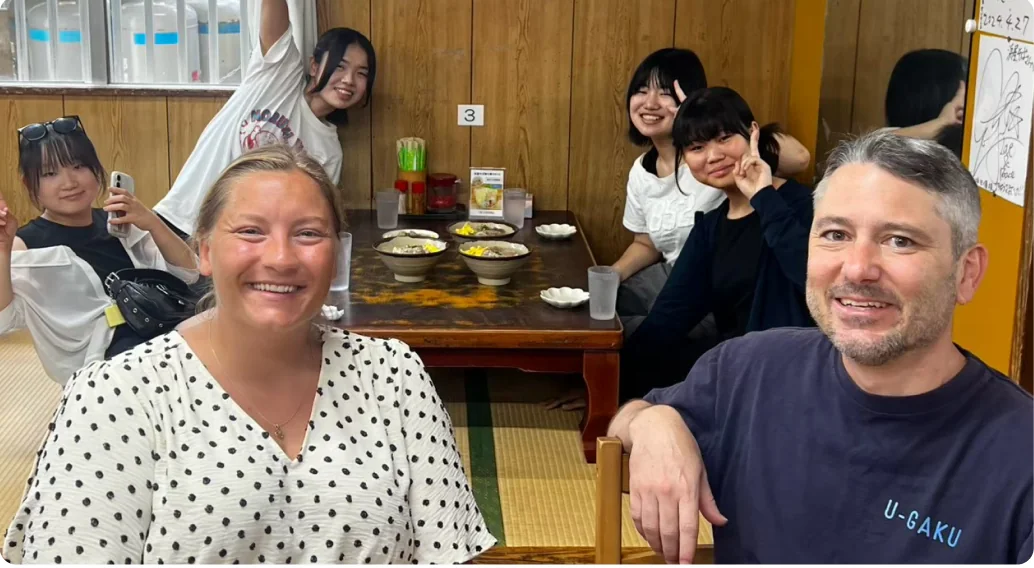 ネイティブ講師と参加者の食事風景
