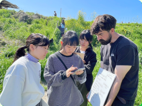 外国人講師と自然の中でネイチャーハント