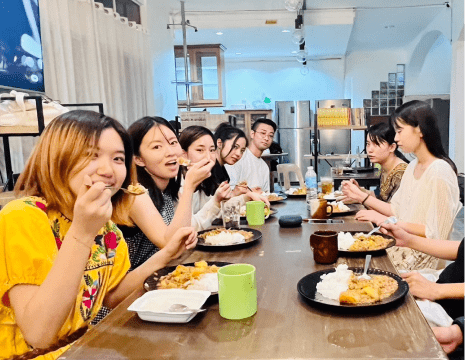 留学仲間と共に夕食